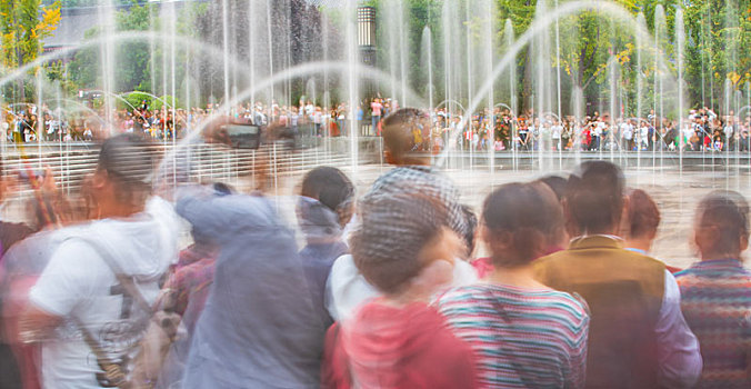 西安大雁塔广场拍到的音乐喷泉场景
