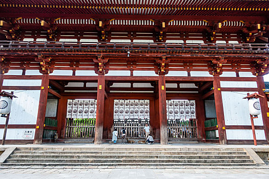 游客们在参观日本奈良东大寺南大门