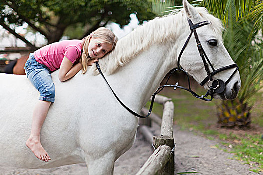 微笑,女孩,骑,马,院子