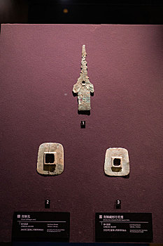 四川德阳广汉三星堆博物馆商代青铜戈,青铜戚形方孔壁