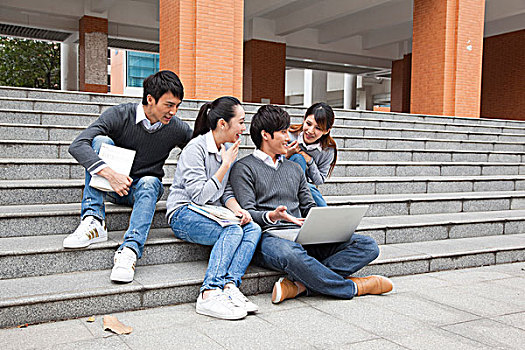 年轻大学生在校园里讨论