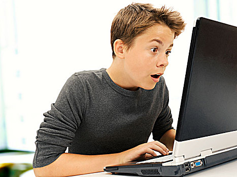 头像,男孩,青少年,坐,正面,笔记本电脑,看,吃惊