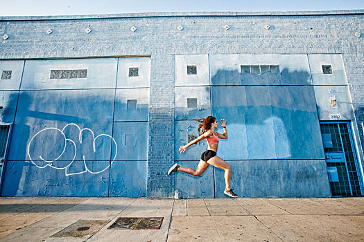 女性,运动员,跑,人行道,过去,蓝色,建筑,遮盖,涂鸦
