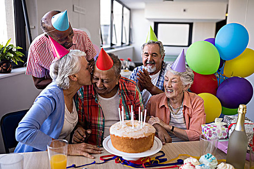 朋友,吻,老人,庆贺,聚会,生日派对,养老院