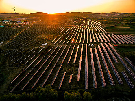 航拍夕阳下的太阳能发电厂