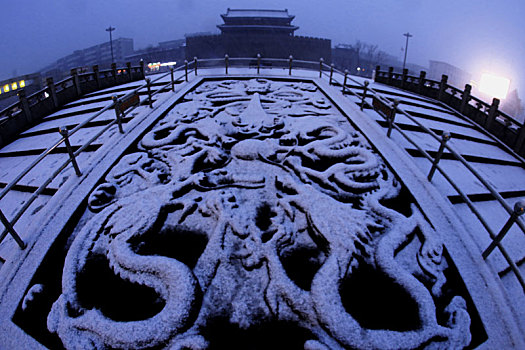 河北宣化古城拱极楼和龙雕雪景