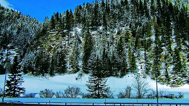 暴雪后的阿尔卑斯山