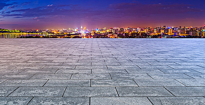 前景为广场地面的城市摩天大楼