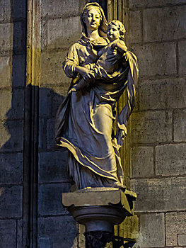 法国巴黎圣母院圣母子雕像