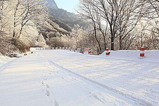 陕西秦岭分水岭公路雪景