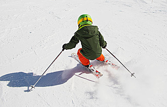 男孩,滑雪,下坡,后视图