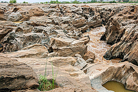 肯尼亚,东察沃国家公园,弗雷德里克,急流,流动,石头