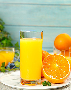 盘子里的果冻橙和一杯橙汁