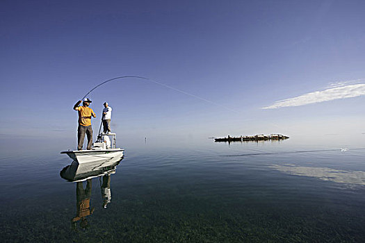 两个男人,飞钓,船,靠近,佛罗里达礁岛群,美国