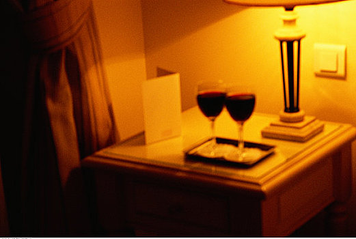 两个,玻璃杯,葡萄酒,酒店,床头柜
