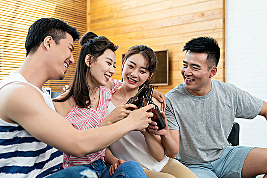 年輕朋友聚會喝啤酒