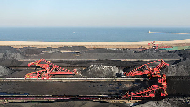 山东省日照市,航拍繁忙的港口煤炭堆场