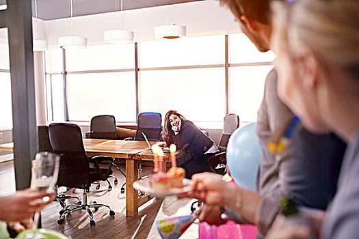 商务人士,惊讶,职业女性,生日,杯形蛋糕,会议室