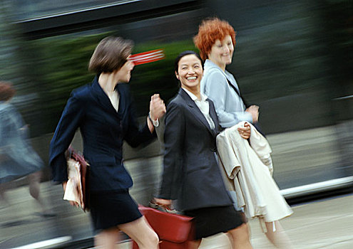 三个,职业女性,走,街道,微笑,模糊