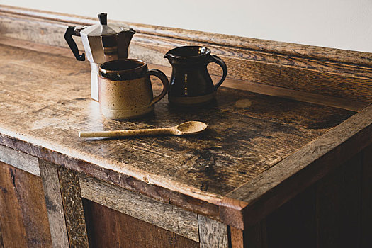 俯拍,特写,浓缩咖啡机,陶器,大杯,罐,木勺,旧式,木质,厨柜