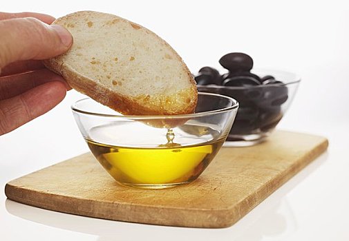 手,浸,白面包,橄榄油