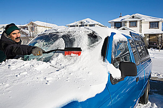 男人,刷,雪,挡风玻璃,卡尔加里,艾伯塔省,加拿大