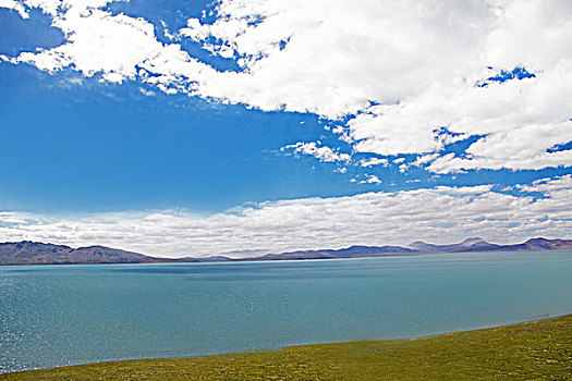 中国西藏高原蓝天白云下的山脉和湖泊