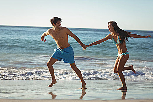 情侣,跑,海滩,高兴,年轻,握手