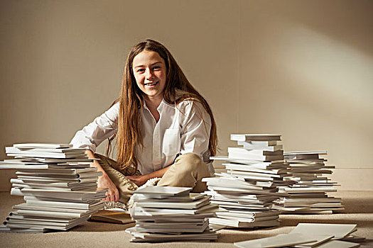 女孩,坐在地板上,围绕,堆放,书本