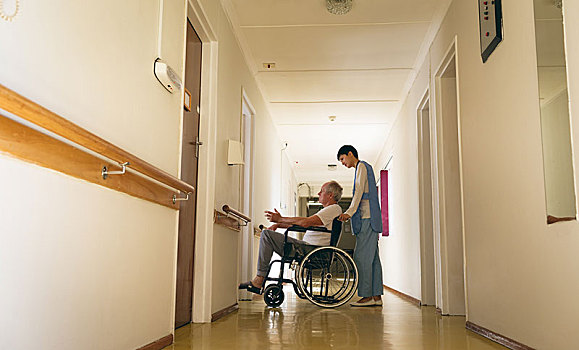女护士,推,伤残,老头,病人,坐,轮椅