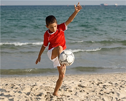 男孩,玩,足球,海滩