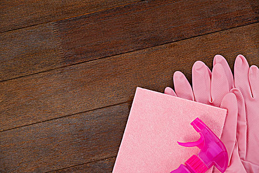 粉红色,喷壶,海绵,手套,木地板