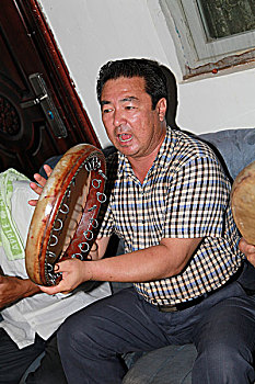维吾尔族麦西来普上的手鼓