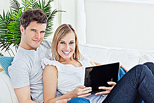 年轻,幸福伴侣,躺着,沙发,笔记本电脑,微笑,摄影