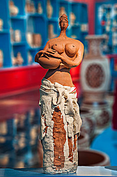 重庆市荣昌县安陶博物馆内展示的荣昌陶艺术品抱水罐的女人