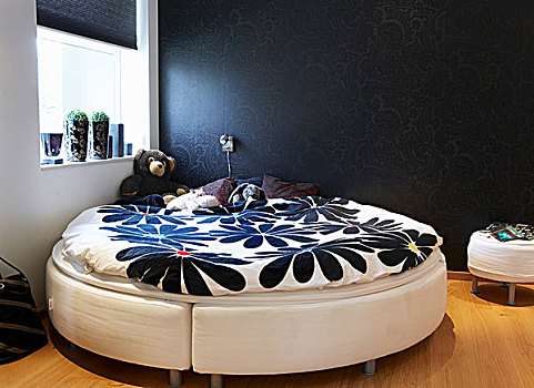 角,卧室,圆,床,花,图案,床上用品,黑色,墙壁