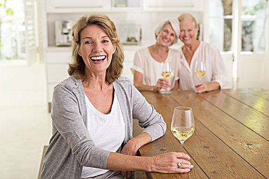 头像,微笑,老年,女人,喝,白葡萄酒