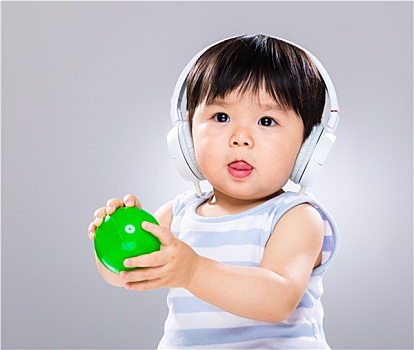 婴儿,拿着,塑料制品,球,头戴式耳机