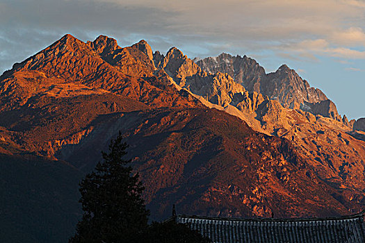 云南丽江玉龙雪山,清晨山峰