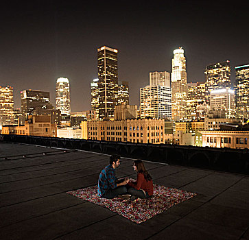 坐,夫妇,地毯,屋顶,远眺,城市,光亮,夜晚