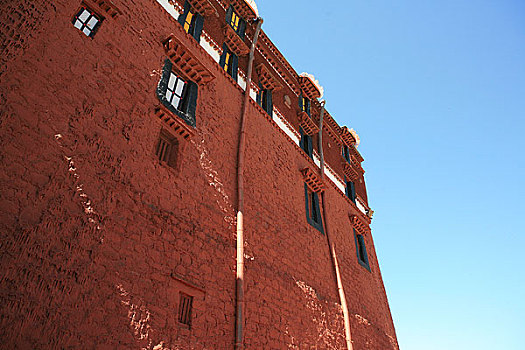 西藏拉萨布达拉宫后面高大的红色宫墙建筑
