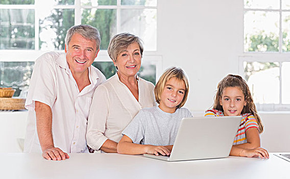 孩子,祖父母,看镜头,一起,笔记本电脑,正面,厨房
