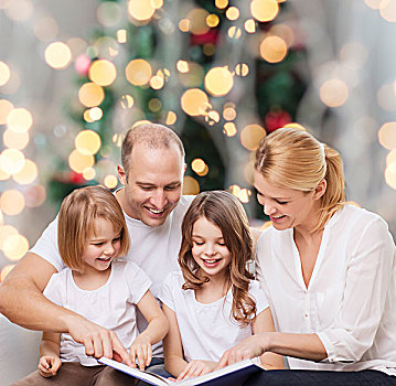 家庭,孩子,休假,人,微笑,母亲,父亲,小,女孩,读,书本,上方,客厅,圣诞树,背景
