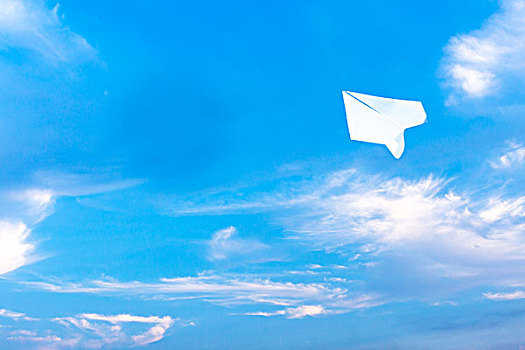 纸飞机飞向蓝天