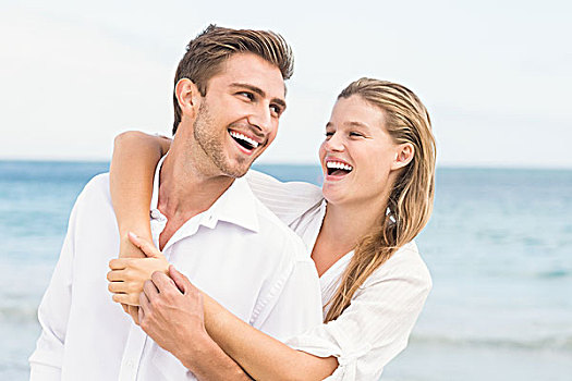 幸福伴侣,搂抱,微笑,相互,海滩