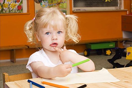 金发,小女孩,3岁,坐,桌子,蜡笔画