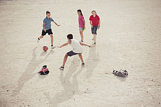 孩子,玩,足球,沙子