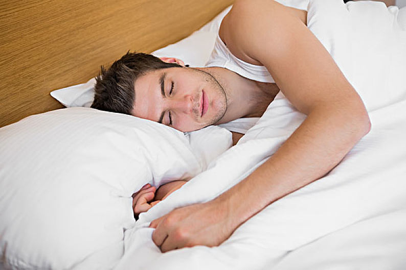 英俊,男性,睡觉,床,客房_高清图片_全景视觉