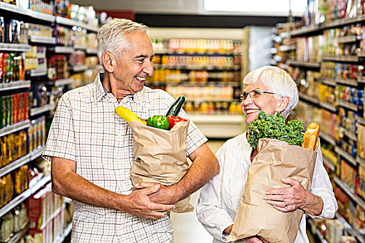 微笑,老年,夫妻,拿着,食物杂货,包,超市