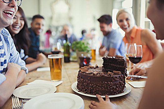 女人,巧克力,生日蛋糕,朋友,餐厅桌子